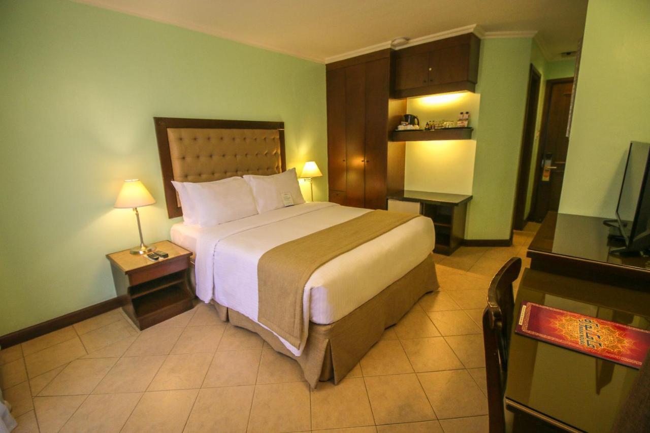 Royal Bellagio Hotel Makati City Exterior photo